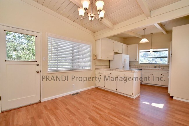 Building Photo - Fairfax Home With Great Views