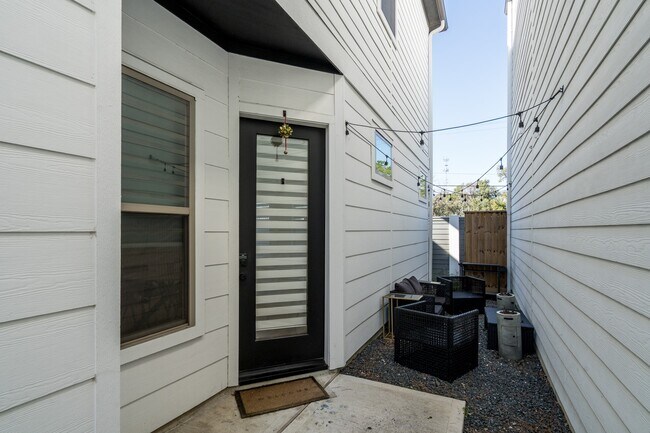 Foto del edificio - 5355 Creekmont Oaks Ln