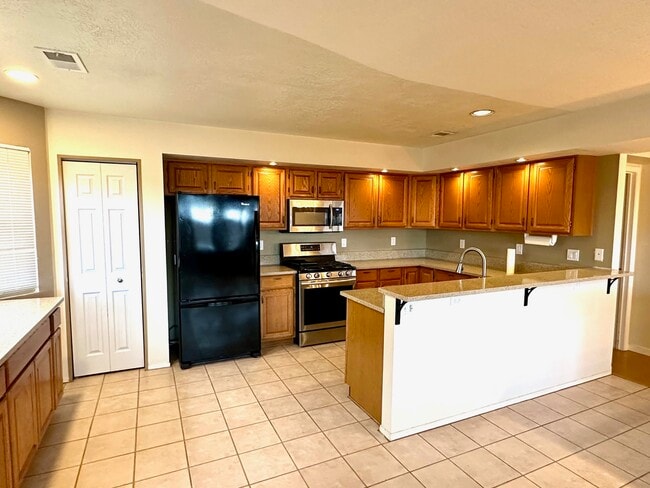 Kitchen, Pantry closet - 2598 Withington Peak Dr NE