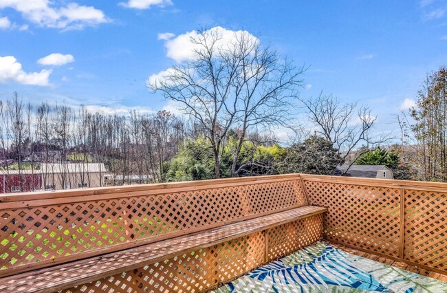 Foto del edificio - 530 Whispering Hills Dr