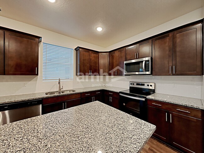 Foto del edificio - 1338 E White St