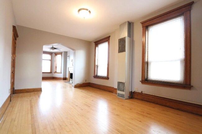 Building Photo - 2318 S Oakley Ave