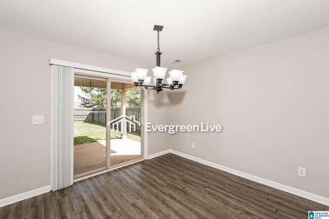 Foto del edificio - 4853 Woodford Wy