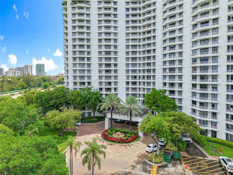 Foto principal - 3300 NE 192 St