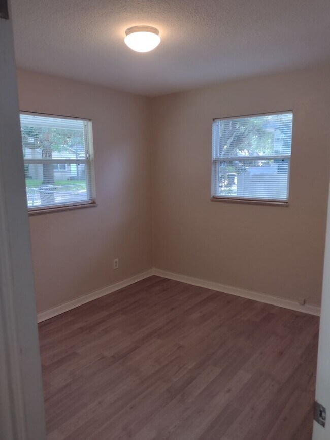 Foto del edificio - 3 br, 1 bath House - 4242 13TH AVE S