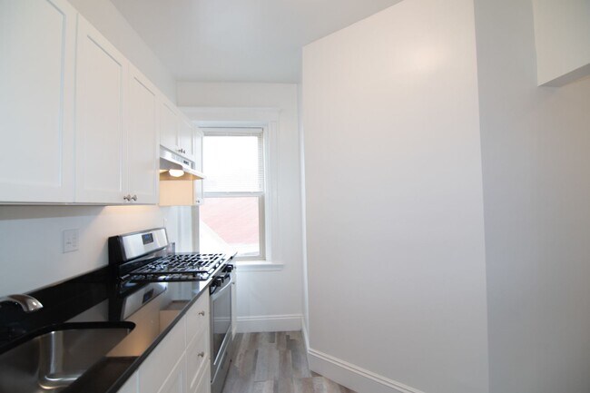 Foto del edificio - Renovated 2BR apartment with balcony, heat inc. on Brookilne/Allston line!