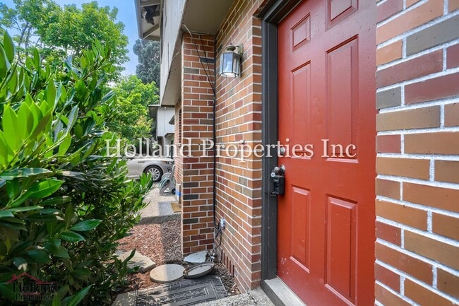 Building Photo - 1717/1719 Springbrook Way