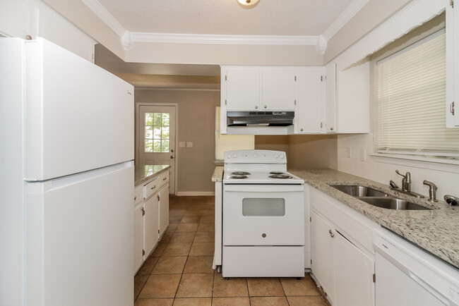 Foto del edificio - 7015 Russwood Ln E