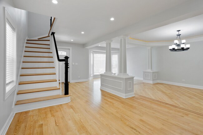 Living Room/ Entry - 5155 W School St