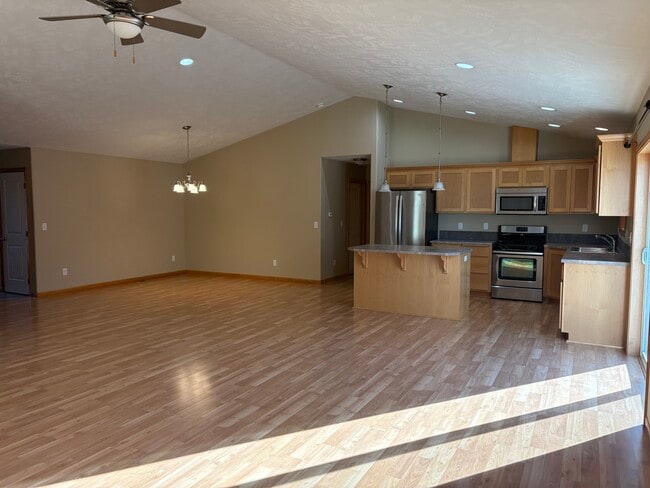 Kitchen/Dinning Room - 311 SW Juniper Ave