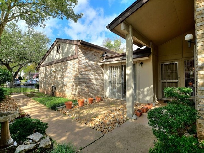 Building Photo - 7919 Ridgeline Dr N
