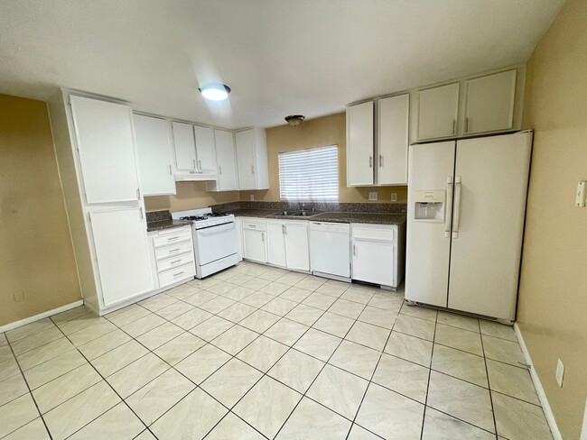 Building Photo - 3 BEDROOM 2 BATHROOM BEAUTIFUL HOUSE WITH ...