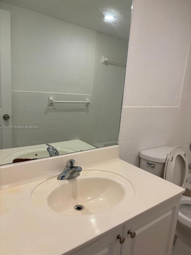 Foto del edificio - 7010 NW 186th St