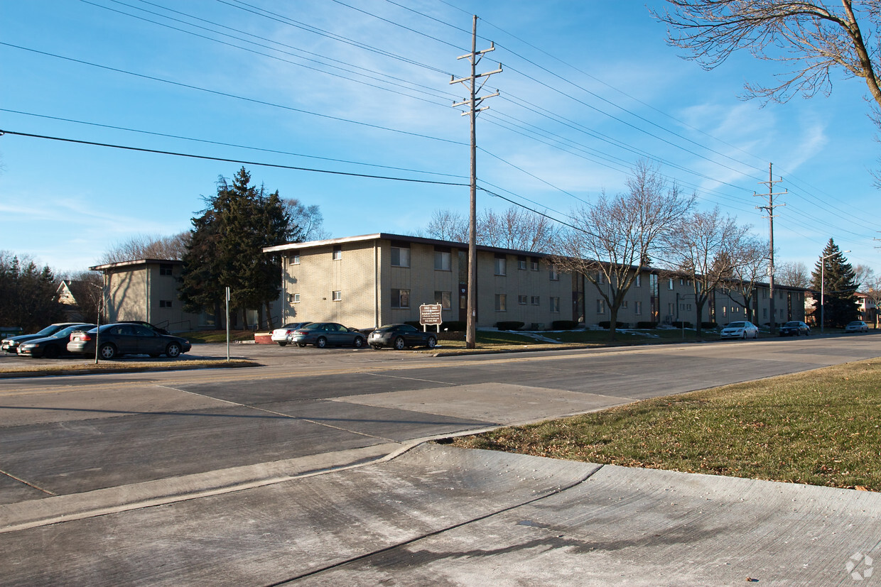 Primary Photo - Delafield Courtyard