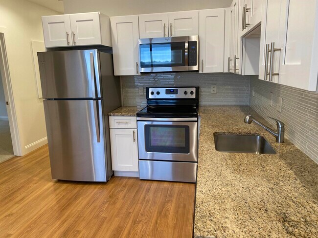 Building Photo - 875 Elm St