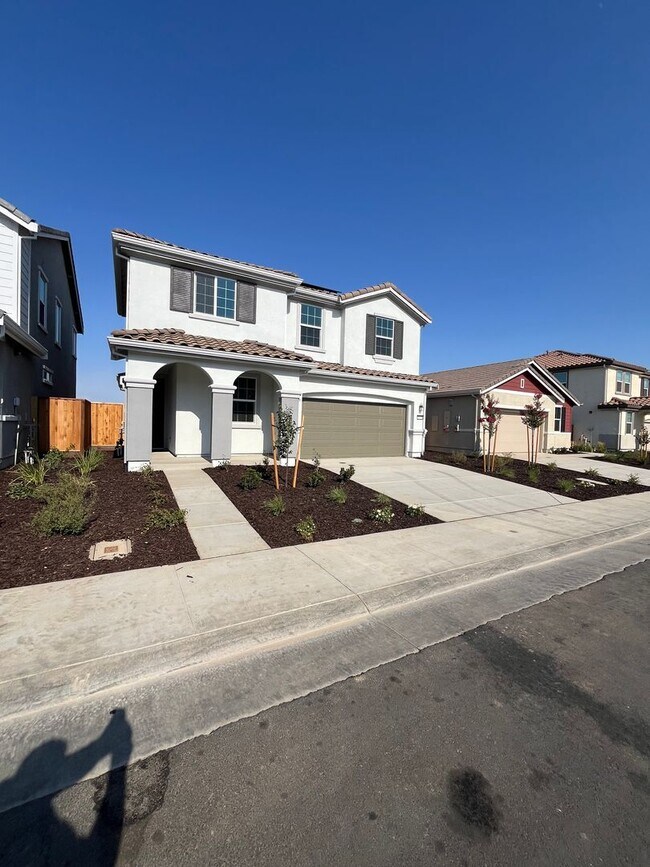 Foto del edificio - A MUST SEE- Brand new 2-story 4 bedroom / ...