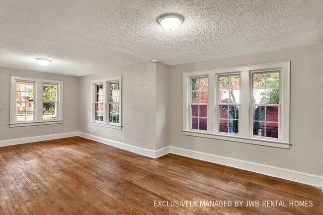 Building Photo - 6500 Evelyn Dr