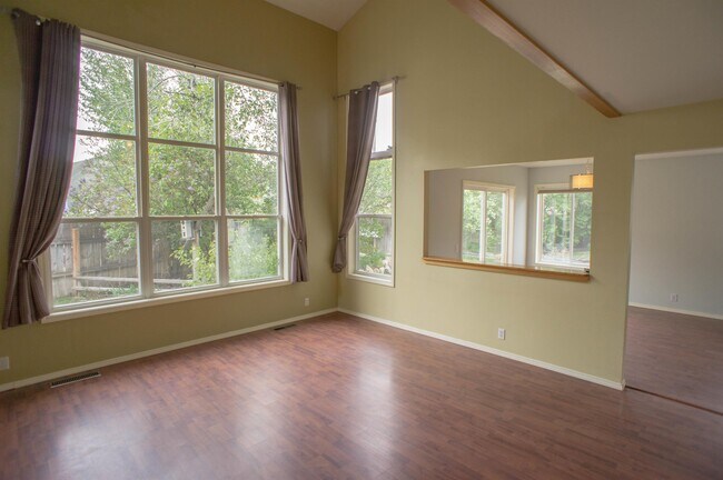 Foto del edificio - 617 Willow Dr