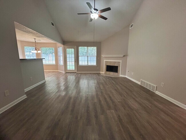 Building Photo - 3br/2ba Home in the Bartlett area. Vaulted...