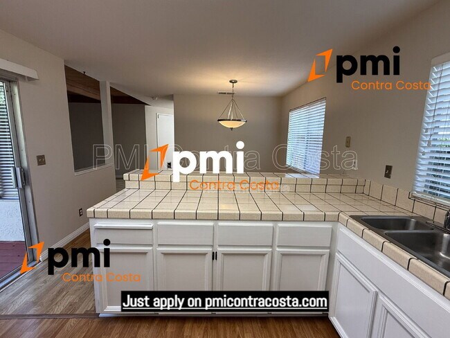 Foto del edificio - 974 Signal Ct