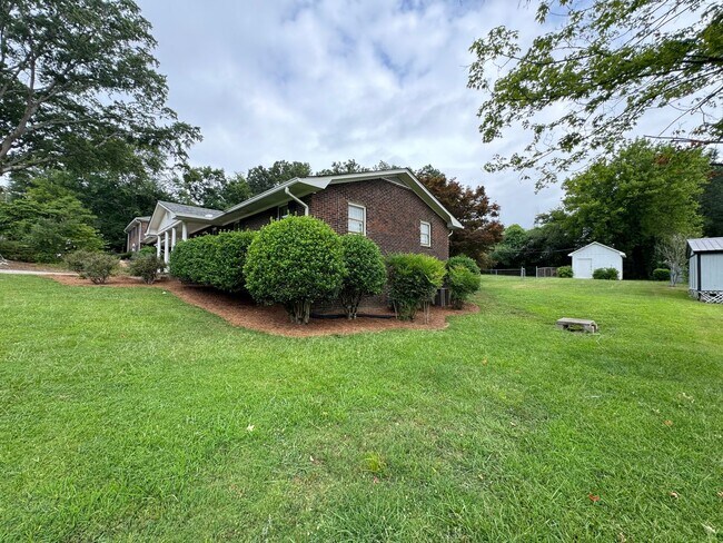 Building Photo - 3/1.5 in Old West Rome $1,450