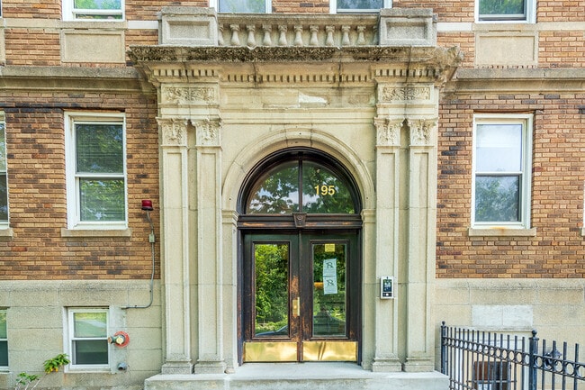 Building Photo - 191 Park Dr