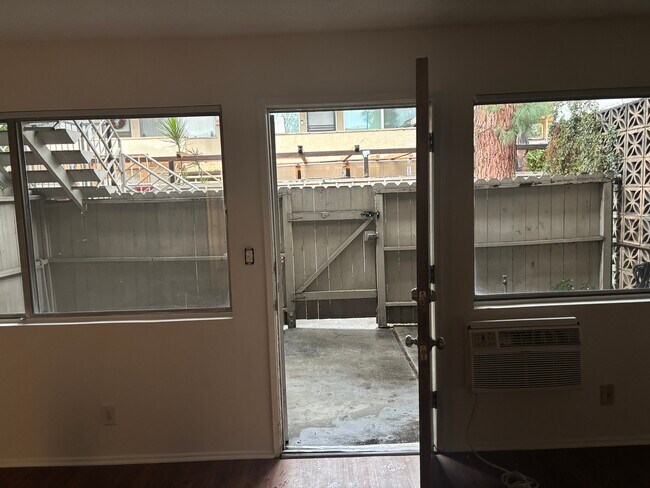 Foto del edificio - 12415 Archwood St
