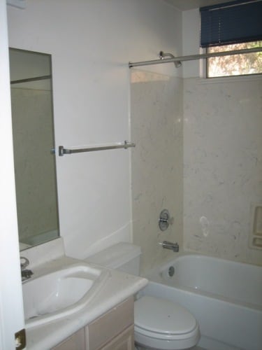 Baño - 3440 E Southern Ave