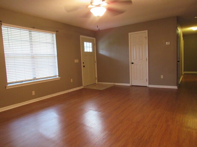 Building Photo - 3 Bedroom Home in Lakeland!