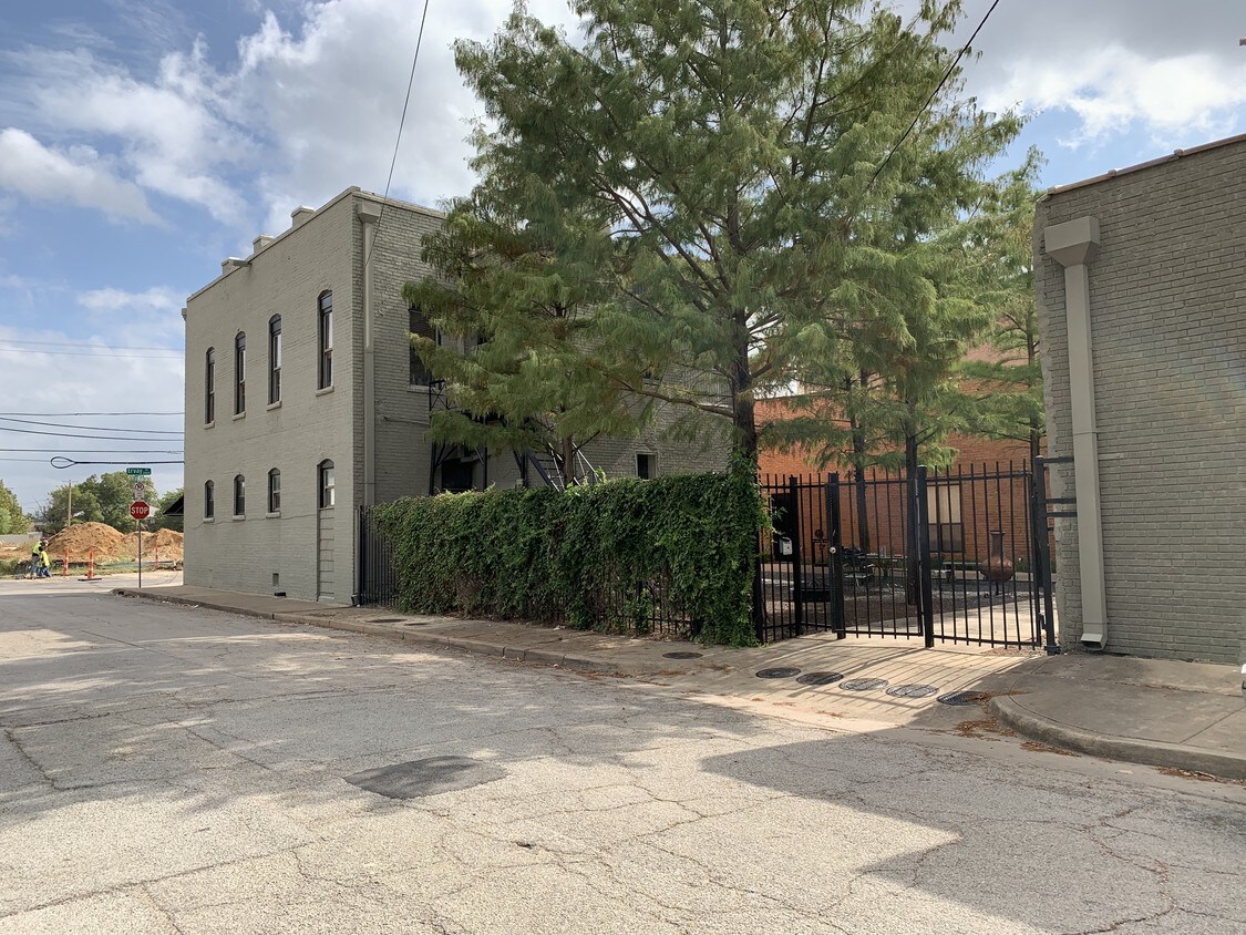 Cedars Park Lofts Apartments in Dallas, TX