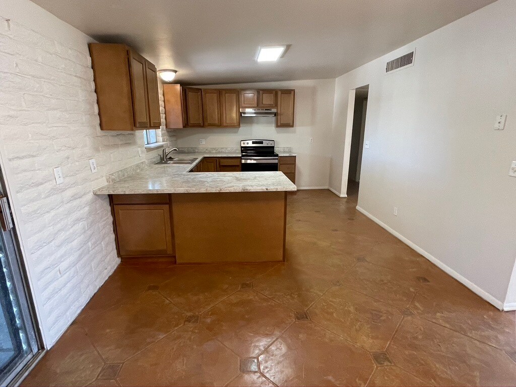 Primary Photo - 7655 E Tulip Tree St