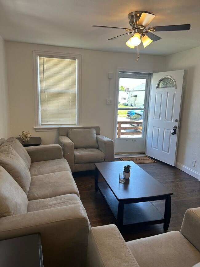 Foto del edificio - 6025 Fyler Ave