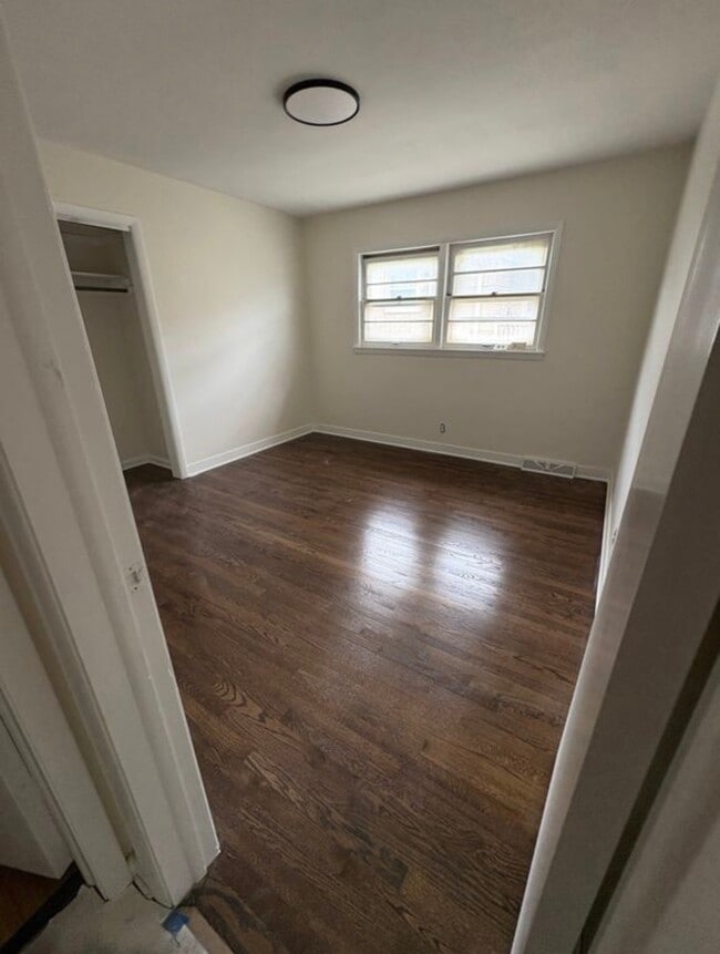 Building Photo - 1154 E Singer Cir