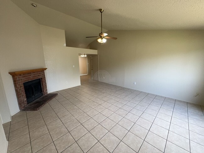 Building Photo - 2208 Hemlock Dr