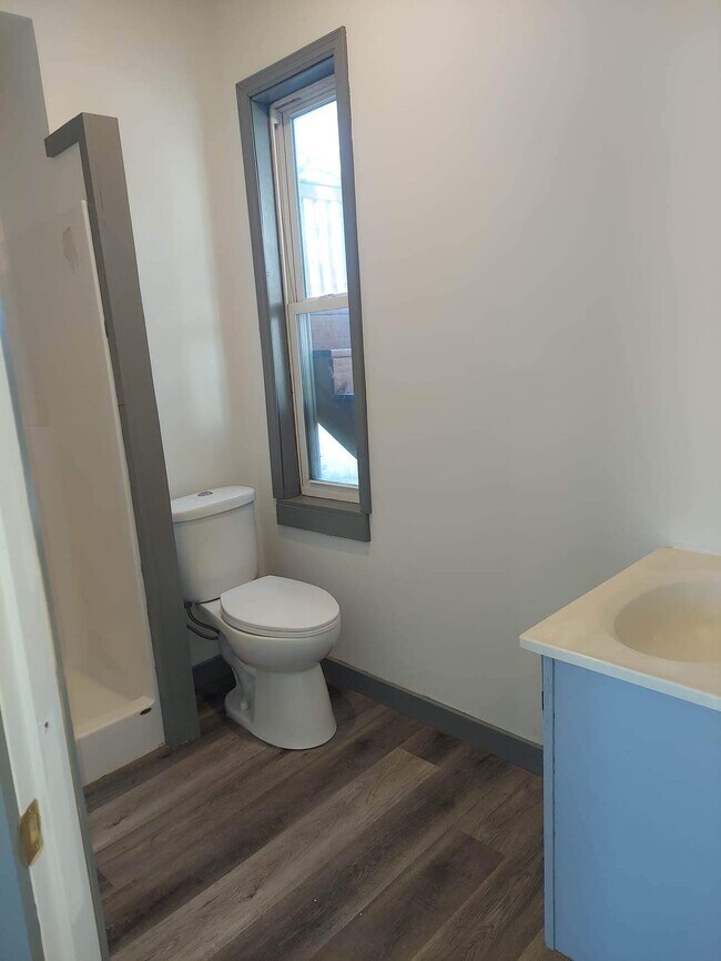 Baño - 36 W Eau Claire St