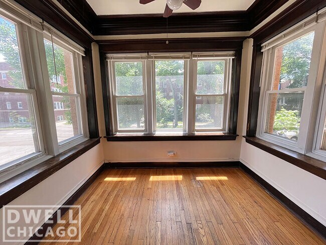 Building Photo - 1302 W Albion Ave