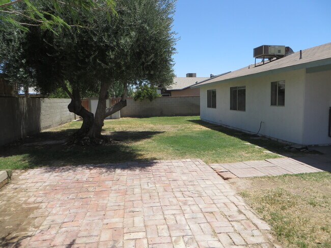 Building Photo - 2415 S Greenwood Ave