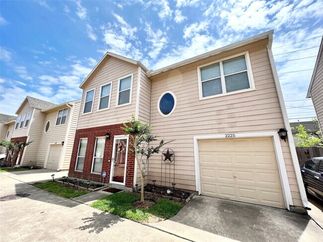 Foto del edificio - 2225 Naomi St
