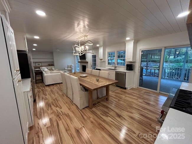 Building Photo - 10316 Whitethorn Dr