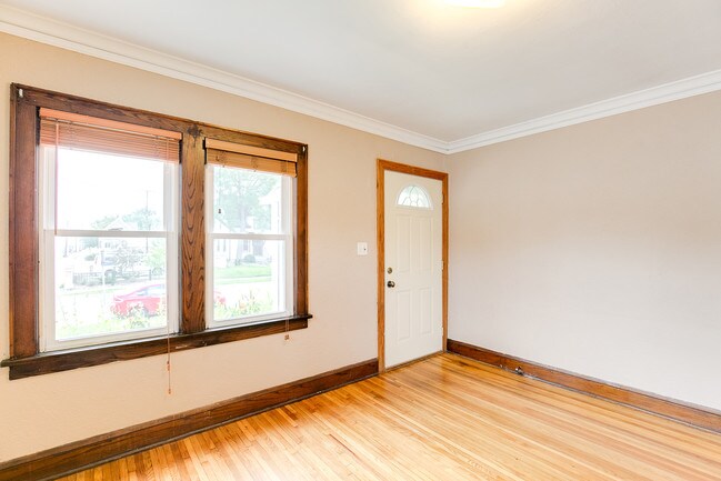 Building Photo - 3012 38th Ave S