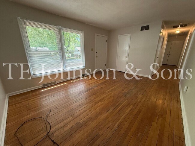 Foto del edificio - 3BR Home with Stainless Steel Appliances, Hardwood Floors & Carport