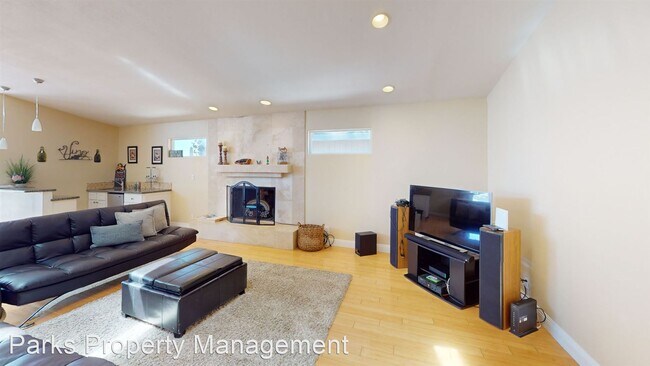 Building Photo - 3 br, 3 bath House - 4970 North Pt