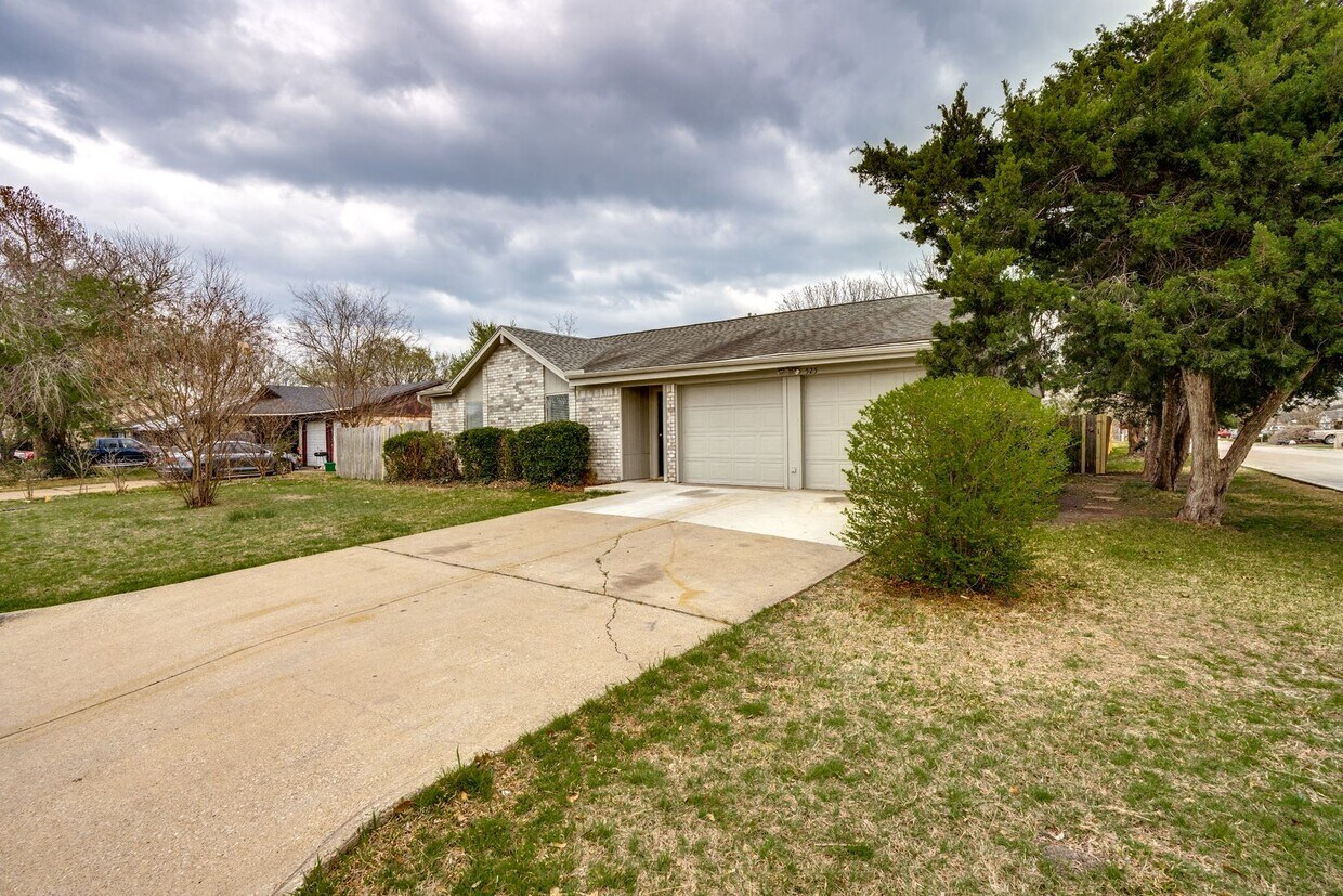 Primary Photo - Stylishly Updated Home with Spacious Livin...