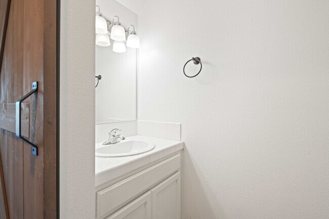 Foto del edificio - Gorgeous 2 Story Townhome in Valencia!