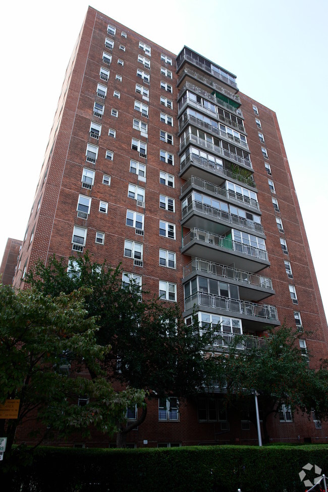 Building Photo - Carlyle Towers