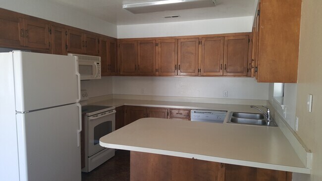 Foto del edificio - 3 Bedroom, 1 Bathroom Twin Home Close to P...