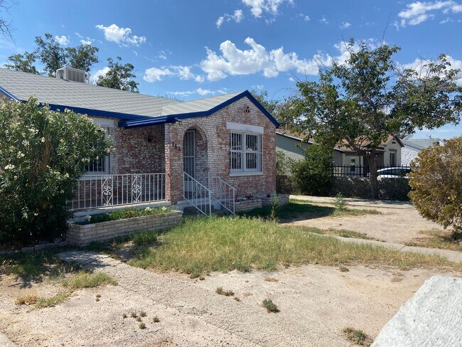 Foto del edificio - HOME FOR RENT in CENTRAL EL PASO