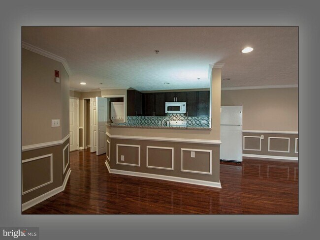 Building Photo - 9720 Lake Point Ct