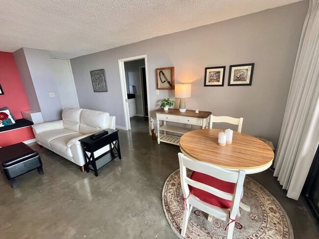 Building Photo - Newly Renovated Gem in Makiki