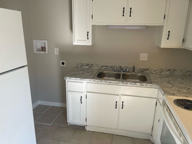 Foto del edificio - Spacious 2 Bedroom 1 Bath Second Floor Unit